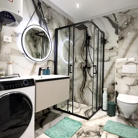 ^ Luxury Two Bed In Heart Of Portoroz, Slovenia ^ Apartmán